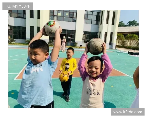 假扮足球明星恶搞路人引发欢笑与惊讶的趣味挑战